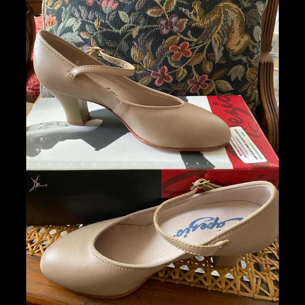 SALE - Capezio #551 Leather Character Shoe NEW Tan/Black